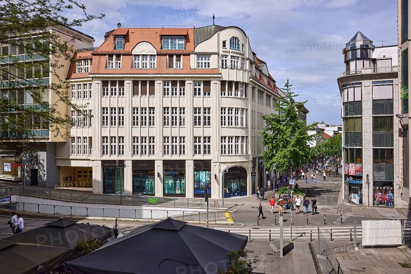 City centre, general architecture, shops, pedestrians as accessories, elevated perspective, blue sky, cumulus clouds, intersection Hirschstraße with Breite Straße, Stuttgart, state capital, urban district Stuttgart, Baden-Württemberg, Germany