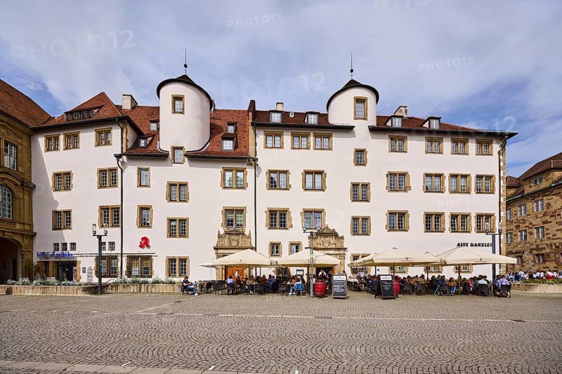 Historic building, Prinzenbau, Alte Kanzlei restaurant, outdoor area of a catering establishment with parasols, pharmacy, visitors as secondary motif, square, cobblestones, blue sky, cumulus clouds, diffuse light, slightly sunny, Schillerplatz, Stuttgart, state capital, Stuttgart city district, Baden-Württemberg, Germany