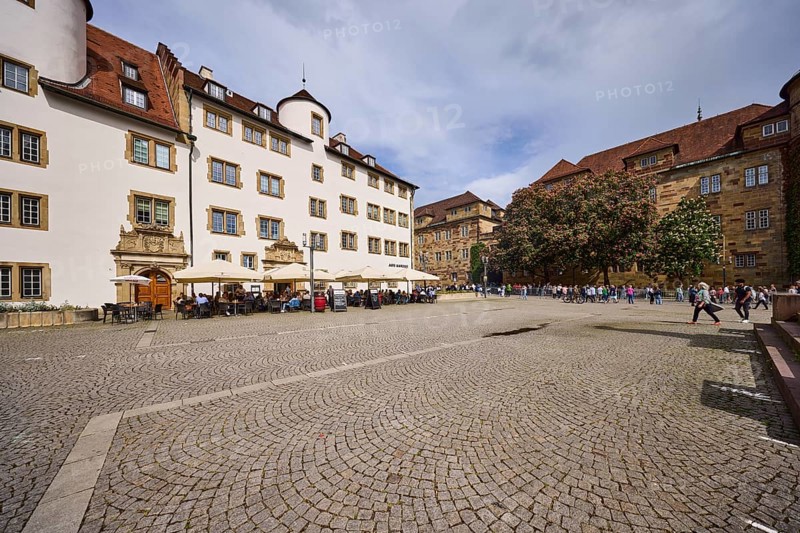 Historic building, Prinzenbau, restaurant Alte Kanzlei, outdoor area of a restaurant with parasols, visitors as secondary motif, square, cobblestones, blue sky, cumulus clouds, diffuse light, slightly sunny, Schillerplatz, Stuttgart, state capital, city district of Stuttgart, Baden-Württemberg, Germany