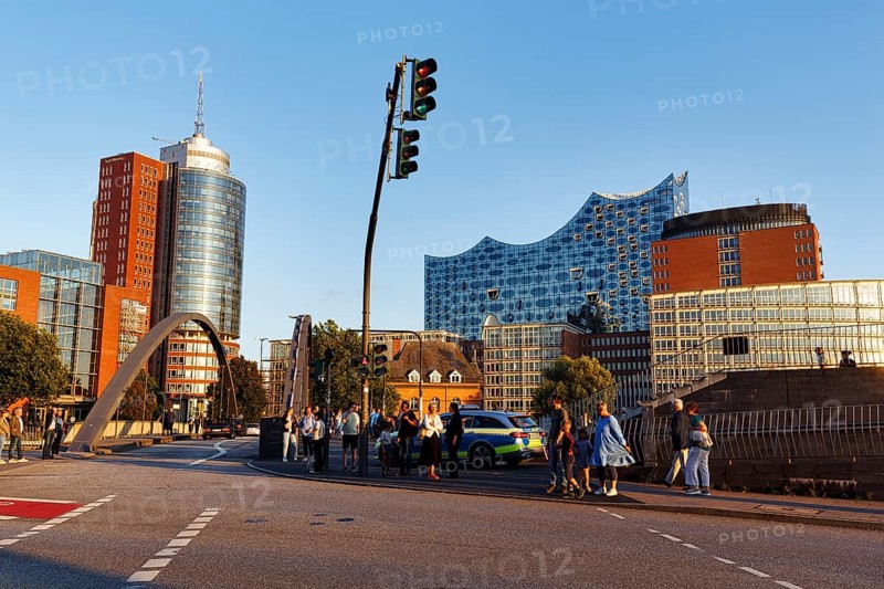 Crossroads with traffic lights, approach, Hanseatic Trade Centre, Niederbaumbrücke, Elbphilharmonie, pedestrians, HafenCity, Norderelbe, Hamburg, Germany