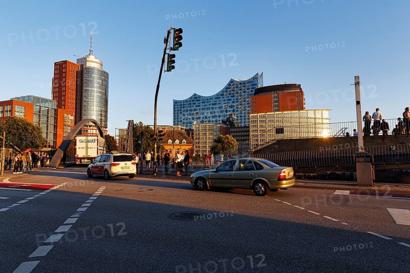 Crossroads with traffic lights, approach, Hanseatic Trade Centre, Niederbaumbrücke, Elbphilharmonie, passers-by, sunbeams, HafenCity, Norderelbe, Hamburg, Germany