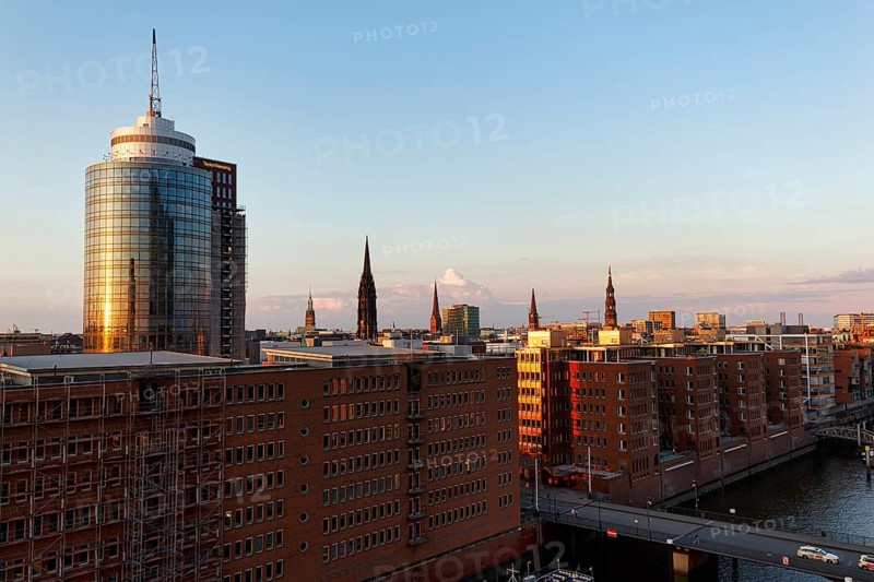 Skyline with the five main churches, church towers of St. Petri, St. Jacobi, St. Katharinen, St. Nikolai and St. Michaelis, Columbus Tower, Hanseatic Trade Centres, Speicherstadt, view from the Elbphilharmonie, evening light, Hamburg, Germany