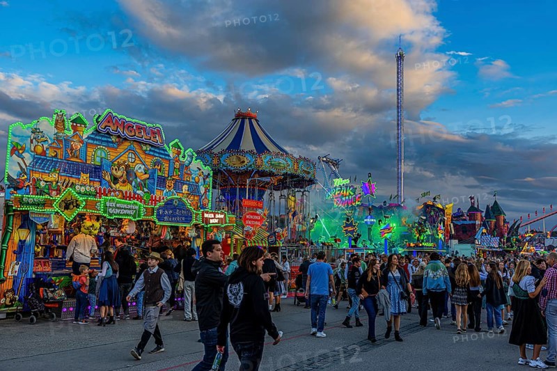 Visitors on the festival meadow, Theresienwiese, Oktoberfest, Munich, Upper Bavaria, Bavaria, Germany