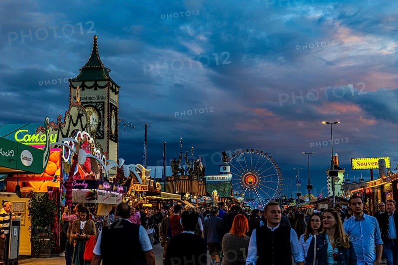 Visitors on the evening festival meadow, Theresienwiese, Oktoberfest, Munich, Upper Bavaria, Bavaria, Germany