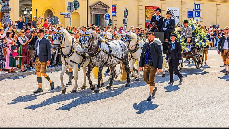 Festive carriage of the Bavarian Prime Minister Dr Markus Söder, Trachten- und Schützenzug, Oktoberfest, Munich, Upper Bavaria, Bavaria, Germany