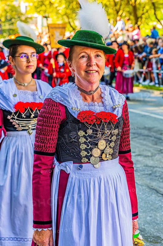 Women in traditional traditional costume accompany the entry of the Oktoberfest hosts, Oktoberfest, Munich, Upper Bavaria, Bavaria, Germany