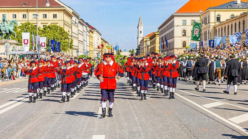 Marching band of the Teisnach volunteer fire brigade in Lower Bavaria, traditional traditional costume and rifle procession, Oktoberfest, Munich, Upper Bavaria, Bavaria, Germany