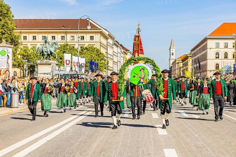 Dietershofen firearms club from Unterallgäu, traditional traditional costume and marksmen's parade, Oktoberfest, Munich, Upper Bavaria, Bavaria, Germany