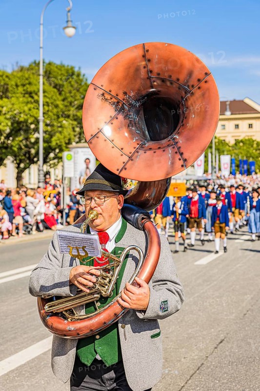 Sousaphone blowers, traditional traditional costume and rifle parade, Oktoberfest, Munich, Upper Bavaria, Bavaria, Germany