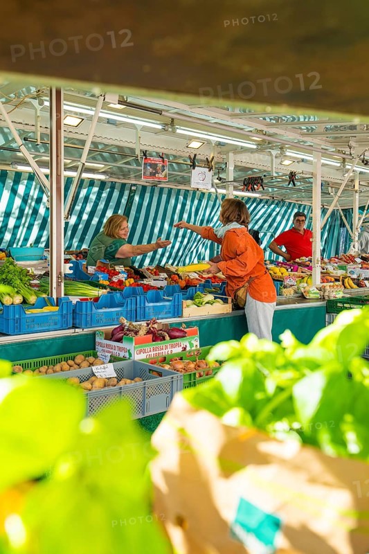 Market scene with lively exchange between customers and vendors at a colourful vegetable stand, Sindelfingen, Böblingen district, Germany