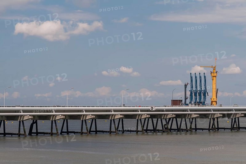 The oil harbour in Wilhelmshaven with the pier of Nord-West-Oelleitung GmbH (NWO) is the largest crude oil transshipment point in Germany. This discharge bridge consists of an approach road extending almost 700 metres out to sea and a 1200 metre long pier with three discharge heads running at right angles to it
