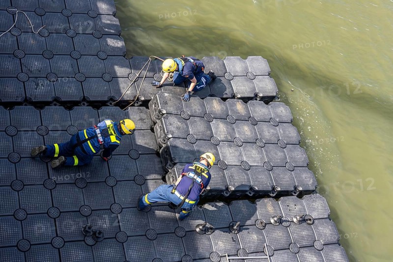 Construction of a floating platform with the jet-float system, this can be used as a work platform, jetty or bridge, water hazards specialist group, in Düsseldorf, at the major exercise FÜLEX25, lasting several days, of the THW, Federal Agency for Technical Relief, North Rhine-Westphalia, over 3500 volunteers from the 127 North Rhine-Westphalia local organisations practise many different deployment scenarios over 4 weekends