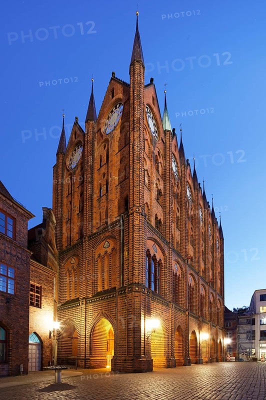 Night shot, Town Hall, construction start ca. 1300, secular building, Brick Gothic, Old Market, Old Town, UNESCO World Heritage Site, Hanseatic City of Stralsund, Mecklenburg-Western Pomerania, Germany