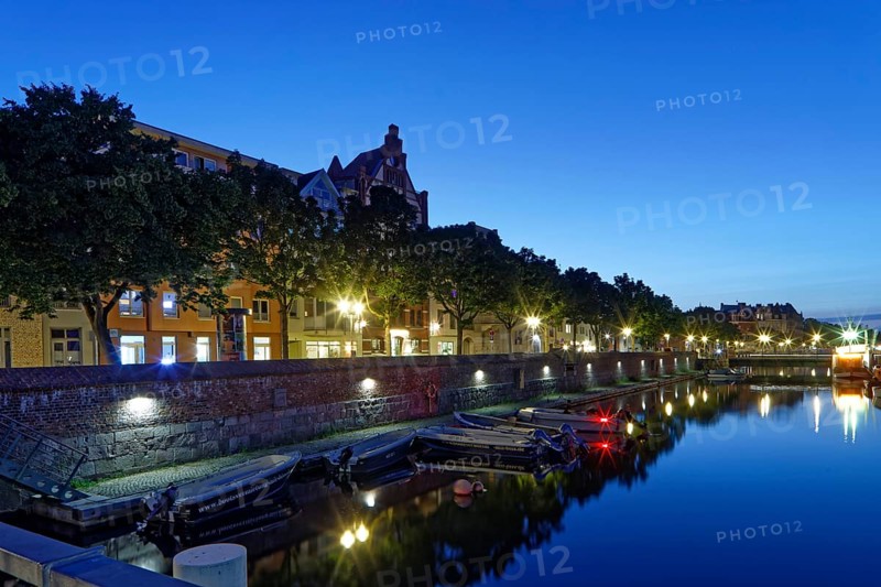 Night shot, romantic atmosphere on the ferry canal, sports boats, motorboats, row of houses above, Am Fischmarkt, Old Town, UNESCO World Heritage Site, Hanseatic City of Stralsund, Mecklenburg-Western Pomerania, Germany