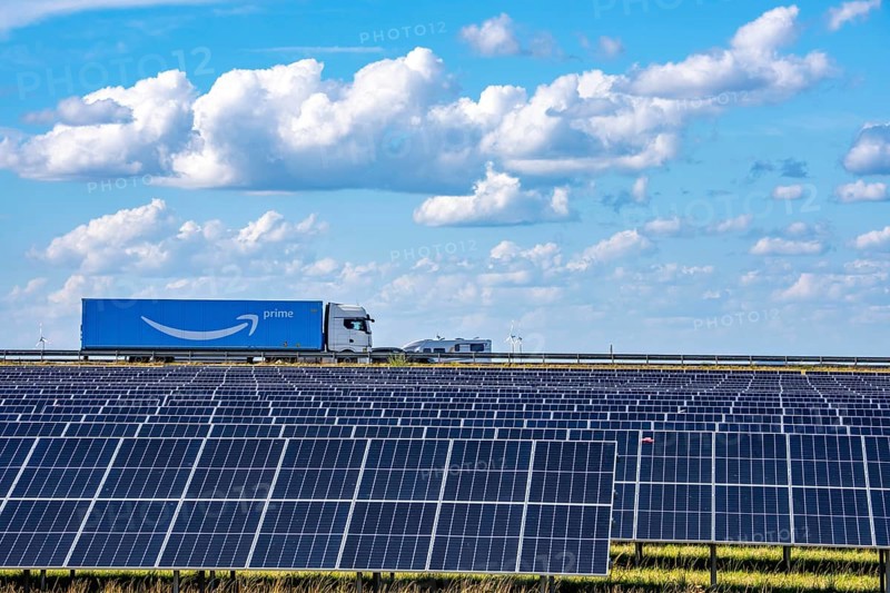 86, 5 MW peak ground-mounted photovoltaic systems, by RWE, with over 141, 000 solar modules, on a verge, over 1 km long, along the A44 motorway near Bedburg, at the Jackerath junction, recultivated open-cast mining site, field with sunflowers, North Rhine-Westphalia, Germany
