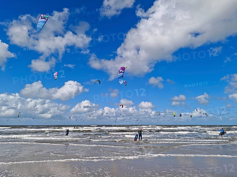 California kitesurfing Masters 2025, kitesurfing on the North Sea beach on the edge of the UNESCO World Heritage Wadden Sea, sports competition, strong wind, high swell, whitecaps, summer, sun, blue sky, white clouds, Ording, Sankt Peter-Ording, Schleswig-Holstein, Germany