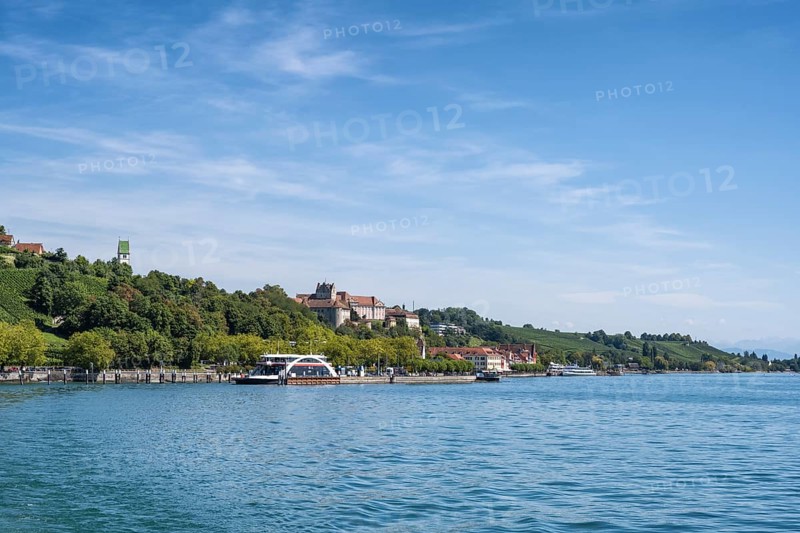 Blick von der Autofähre zur Altstadt und Fährhafen von Meersburg, Bodenseekreis, Baden-Württemberg, Deutschland