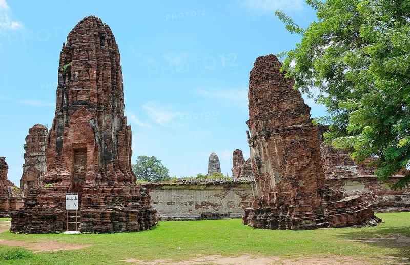 Exploring the historical wat phra sri sanphet in ayutthaya, thailand, highlighting the ancient ruins, remaining towers, and central prang