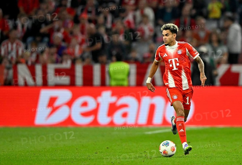 Luis Diaz FC Bayern Muenchen FCB (14) Action on the ball perimeter advertising BETANON, Allianz Arena, Munich, Bavaria, Germany