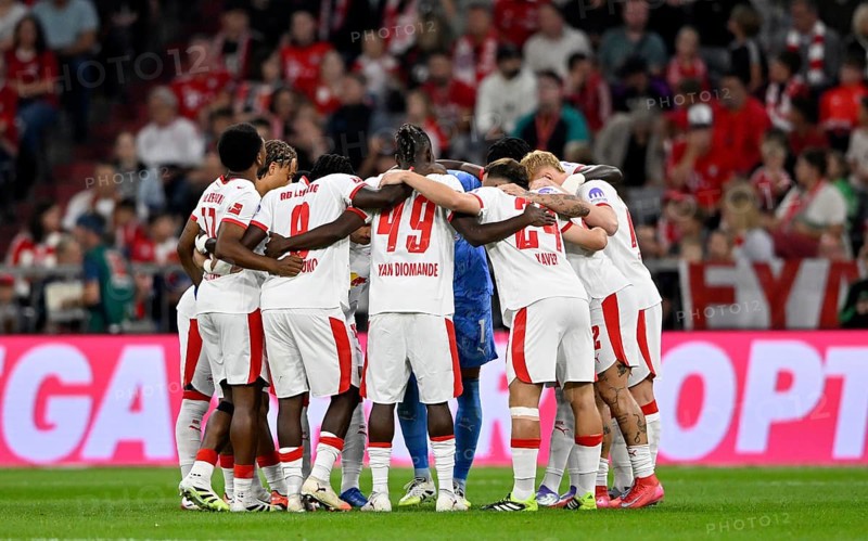Team building, team circle in front of the start of the match RB Leipzig RBL, Allianz Arena, Munich, Bavaria, Germany