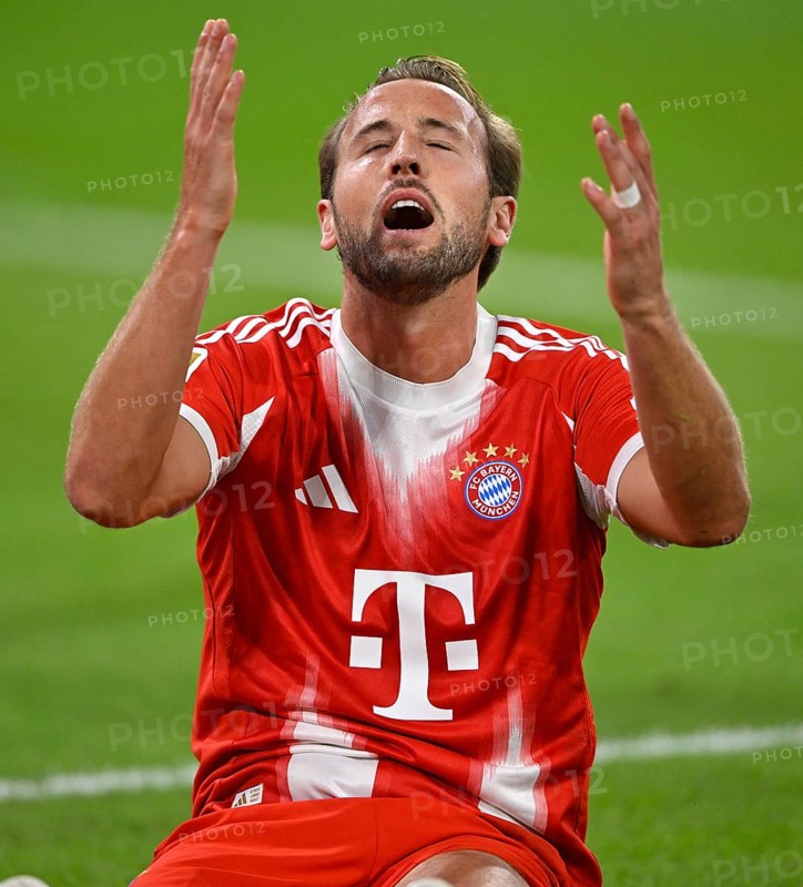 Harry Kane FC Bayern Muenchen FCB (09) Disappointment disappointed after missed goal chance Gesture Gesture Allianz Arena, Munich, Bayern, Germany