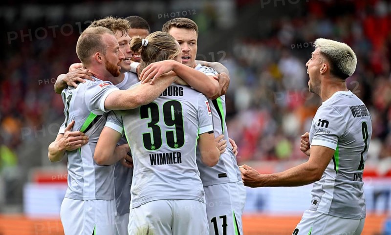 Goal celebration Dzenan Pejcinovic VfL Wolfsburg (17) Patrick Wimmer VfL Wolfsburg (39) Maximilian Arnold VfL Wolfsburg (27) Kilian fisherman VfL Wolfsburg (02) Voith-Arena, Heidenheim, Baden-Württemberg, Germany