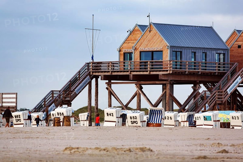 Pile dwelling, beach attendant, beach chairs, walkers, Sankt Peter-Ording, Eiderstedt peninsula, Wadden Sea National Park, North Sea, North Frisia, Schleswig-Holstein, Germany