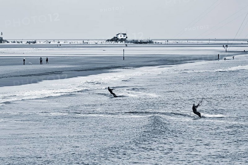 Two kitesurfers in the evening, monochrome, Sankt Peter-Ording, Eiderstedt peninsula, Wadden Sea National Park, North Sea, North Frisia, Schleswig-Holstein, Germany
