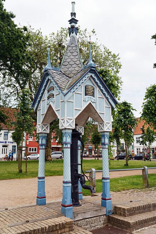 Market pump, Schwengelpumpe, pump with fountain house, architect Heinrich Rohardt, Old Town, Friedrichstadt, Germany