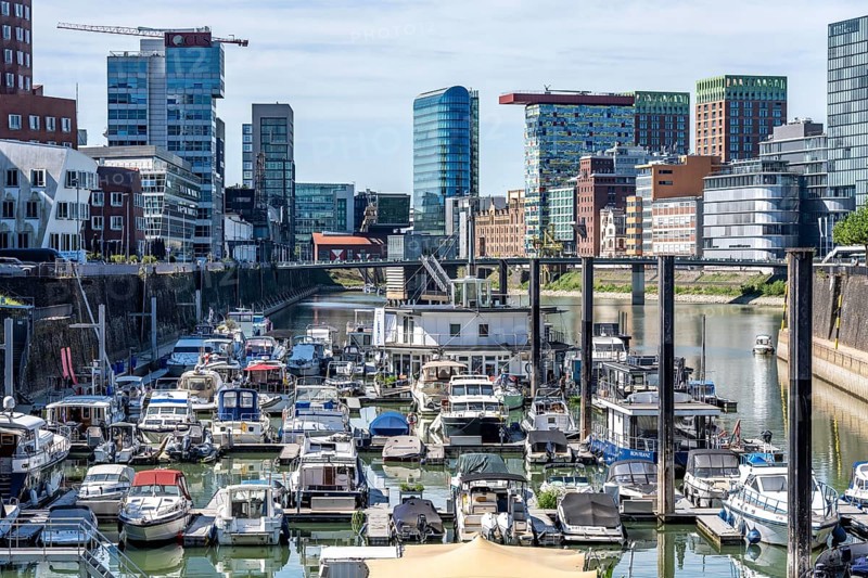 Marina in Düsseldorf's Media Harbour, old and modern architecture in the former harbour, a mixture of offices, companies, hotels, restaurants, trendy district, nightlife district, galleries, Düsseldorf, Rhineland, North Rhine-Westphalia, Germany