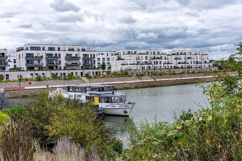 New Graf Bismarck urban quarter on the Rhine-Herne Canal, residential and commercial development on the site of the former Graf Bismarck colliery power station, marina, on the canal, in Gelsenkirchen, North Rhine-Westphalia, Germany
