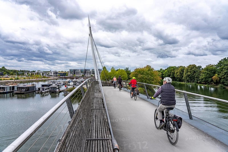 Cycle path, footpath at the new Graf Bismarck urban quarter on the Rhine-Herne Canal, residential and commercial development on the site of the power station of the former Graf Bismarck colliery, marina, on the canal, in Gelsenkirchen, North Rhine-Westphalia, Germany