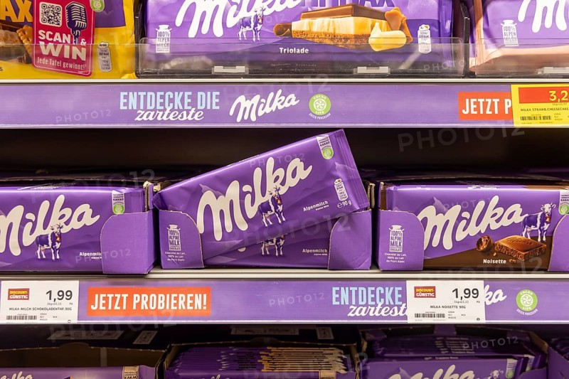Milka has significantly increased its prices. At the same time, the weight has been reduced from 100 to 90 grams. However, the weight indication is hidden behind a flap on the outer packaging on supermarket shelves. Mannheim, Baden-Württemberg, Germany