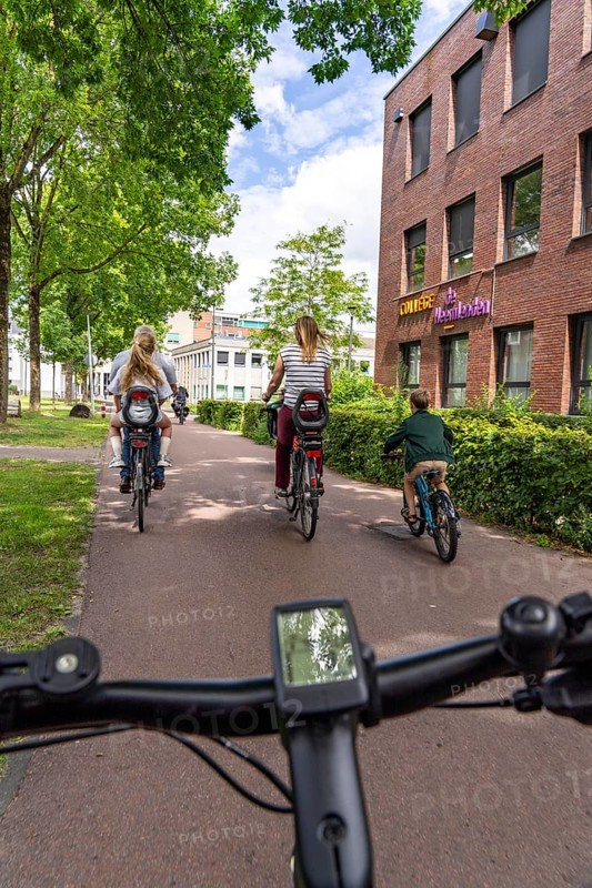Cycling in the Dutch city of Houten, south of Utrecht, around 50, 000 people live here and work in the region, the traffic concept is consistently geared towards cycling, cars stay on the outskirts of the city districts, very well-developed cycling infrastructure, considered a model city in the Netherlands