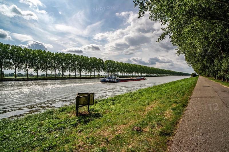 The Amsterdam-Rhine Canal, Amsterdam-Rijnkanaal, 72 km long, artificial waterway, connects the harbour of Amsterdam with the Waal, the largest branch of the Rhine in the Rhine-Meuse delta, connection of Rhine shipping with the 2nd largest seaport in the Netherlands, one of the busiest waterways in the world, cycle path along the canal, Netherlands