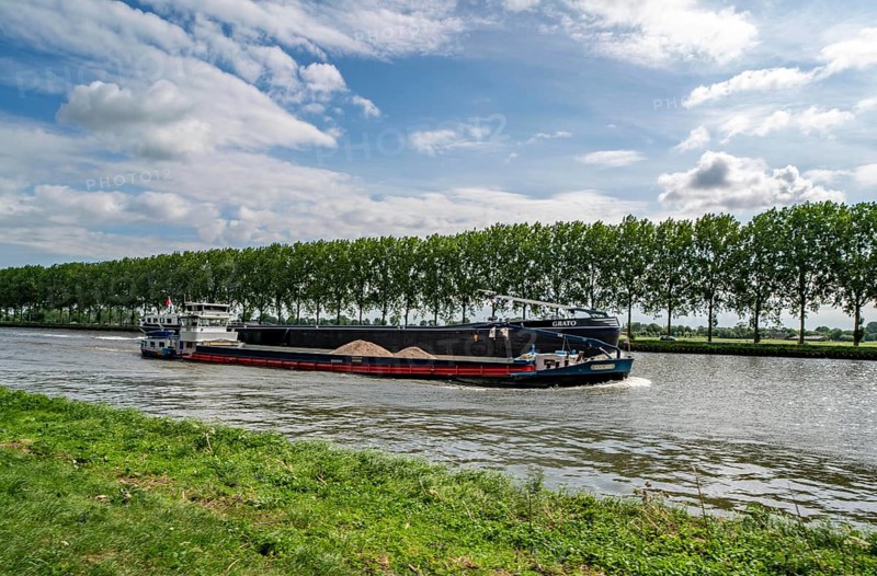 The Amsterdam-Rhine Canal, Amsterdam-Rijnkanaal, 72 km long, artificial waterway, connects the harbour of Amsterdam with the Waal, the largest branch of the Rhine in the Rhine-Meuse delta, connecting Rhine shipping with the 2nd largest seaport in the Netherlands, one of the busiest waterways in the world, Netherlands
