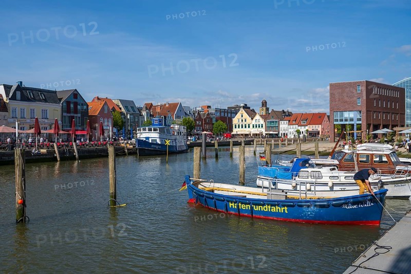 Buildings and ships at the harbour, Husum, North Frisia, North Sea, Schleswig-Holstein, Germany