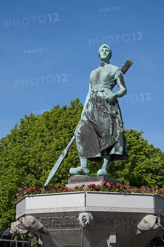 Tine Brunnen on the market square, Husum, North Frisia, North Sea, Schleswig-Holstein, Germany