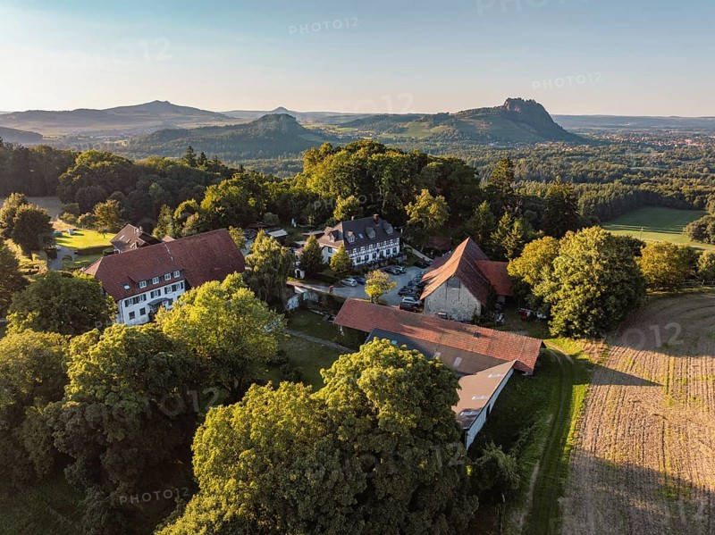Luftbild von einer Hofsiedlung mit dem Berggasthaus Rosenegg, dahinter die Hegauberge, Rielasingen-Worblingen, Landkreis Konstanz, Baden-Württemberg, Deutschland