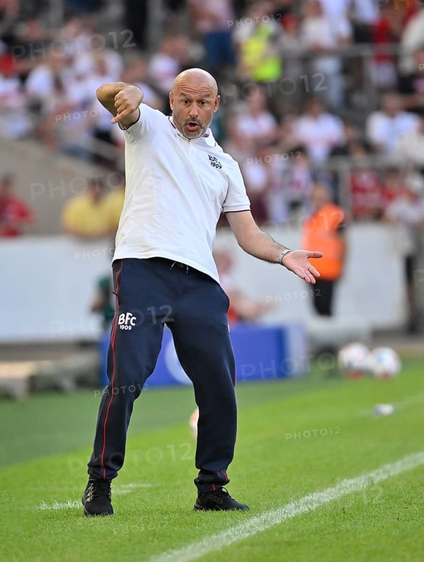 Coach Vincenzo Italiano FC Bologna Gesture Gesture on the sidelines MHPArena, MHP Arena Stuttgart, Baden-Württemberg, Germany