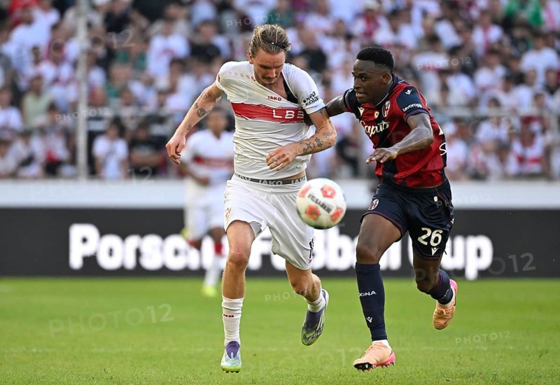 Duel, action Jhon Lucumi FC Bologna (26) against Nick Woltemade VfB Stuttgart (11) Shirt pull, MHPArena, MHP Arena Stuttgart, Baden-Württemberg, Germany