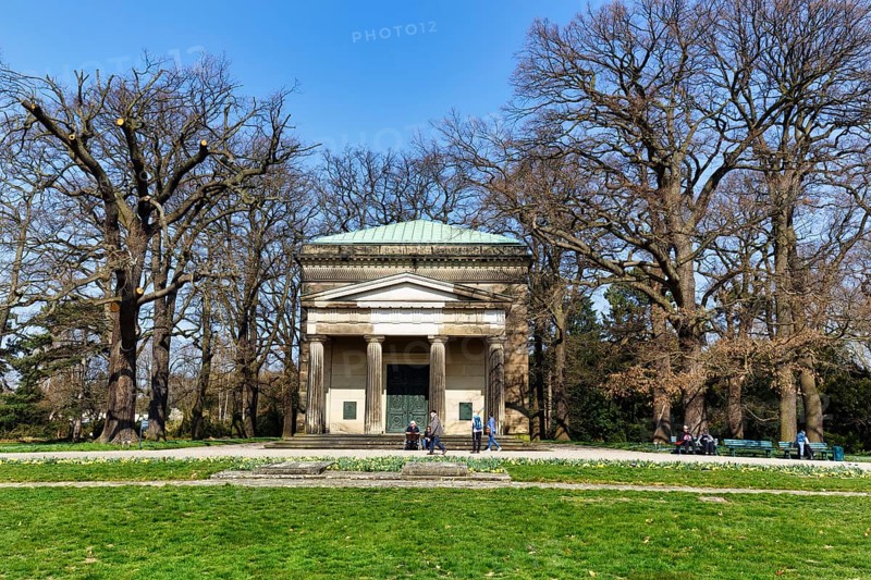 Guelph mausoleum, walkers in the Berggarten, early spring in the Herrenhausen Gardens, sunny weather, Hanover, Lower Saxony, Germany
