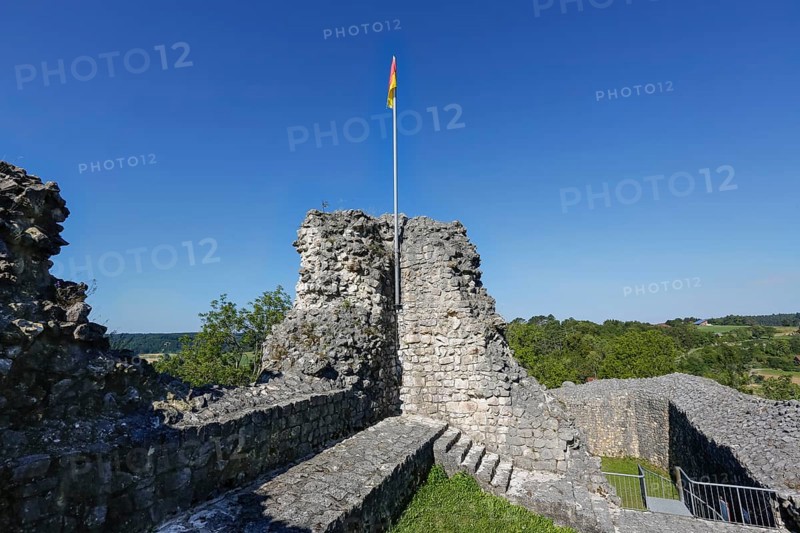Veringen Castle, ruins, remains of wall, flag, flagpole, Veringenstadt, Swabian Alb, Baden-Württemberg, Germany