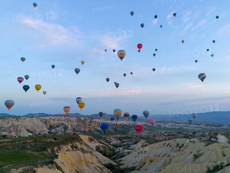 Numerous balloons in bright colours float over a hilly, natural landscape, aerial view, Göreme National Park, Göreme Tarihî Millî Parki, Nevsehir Province, Nevsehir, Cappadocia, Cappadocia, Kapadokya, Cappadocia, Central Anatolia, Turkey