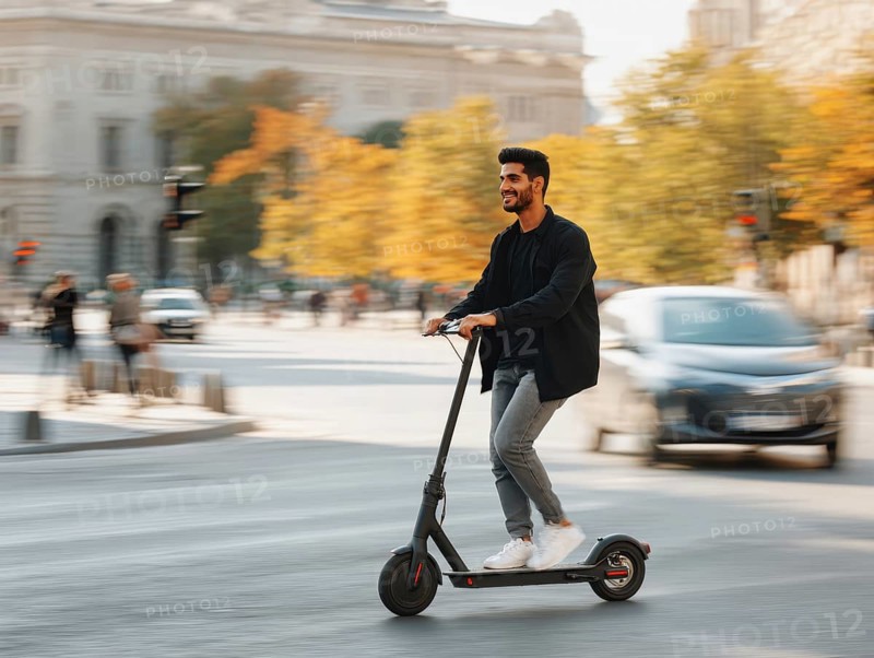 Ein junger Mann nimmt mit einem E-Scooter am öffentlichen Straßenverkehr in einer Stadt teil, Unfallgefahr, KI generiert