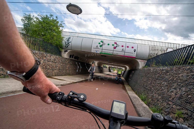 Rijnwaalpad long-distance cycle path, near the village of Elst, subway of the A15 motorway, wide cycle path, mostly crossing-free, 15.8 km long cycle path leads from Arnhem to Nijmegen on the Waal, Netherlands