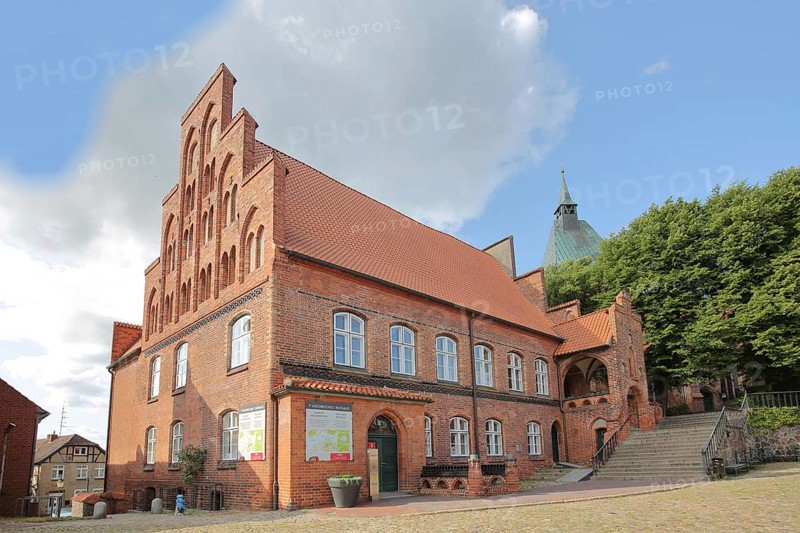 Building with stepped gable of the tourist information centre, brick building, Am Markt, Mölln, Schleswig-Holstein, Germany
