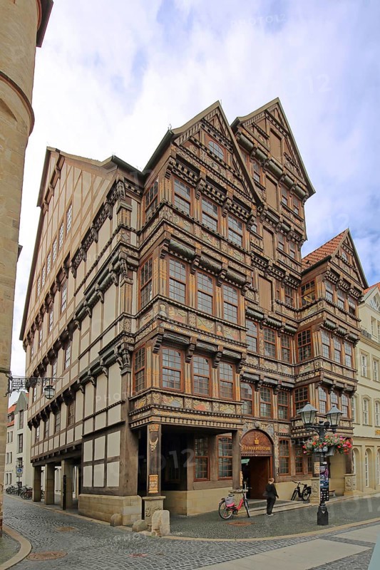 Historic Wedekind House built in 1598, half-timbered house, Renaissance, savings bank, market square, Hildesheim, Lower Saxony, Germany