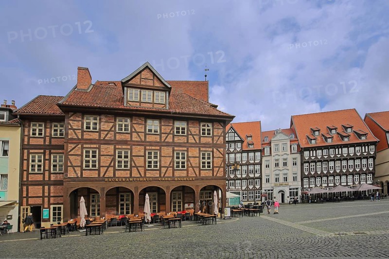 Historic brick house built in 1800, half-timbered houses, brick building, market square, Hildesheim, Lower Saxony, Germany
