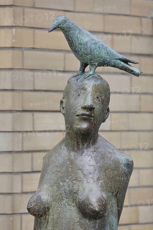 Sculpture Standing with bird by Karl Ulrich Nuss 1997, nude female figure with dove on her head, modern art, bird figure, bronze sculpture, Hildesheim, Lower Saxony, Germany